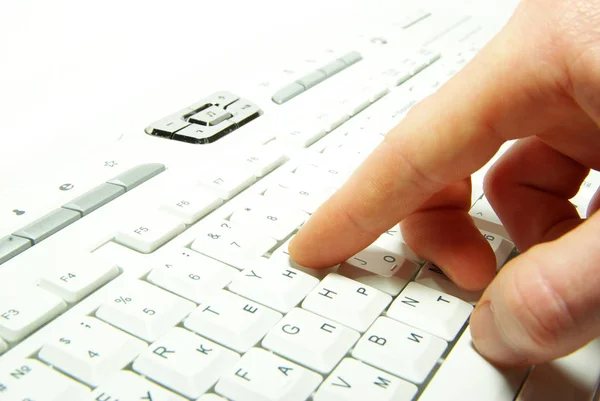Αρσενικά Χέρια Πληκτρολογώντας Ένα Λευκό Πληκτρολόγιο Υπολογιστή — Φωτογραφία Αρχείου