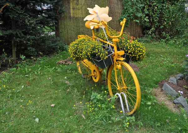 Желтый Велосипед Цветочным Украшением — стоковое фото