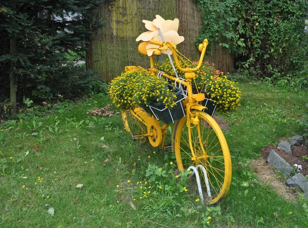 Żółty Rower Kwiatową Dekoracją — Zdjęcie stockowe