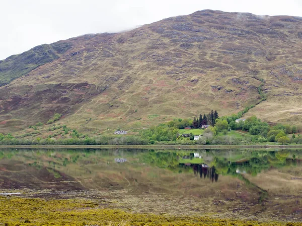 Loch Escocés Con Reflejo Ladera —  Fotos de Stock