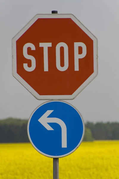 Nahsicht Auf Verkehrszeichen — Stockfoto