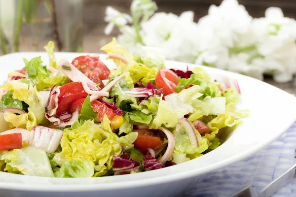 Gemischter Salat Mit Fleisch Und Tomaten — Stockfoto