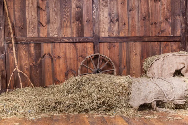 Holz Und Heu Hintergrund Innerhalb Der Ländlichen Scheune — Stockfoto