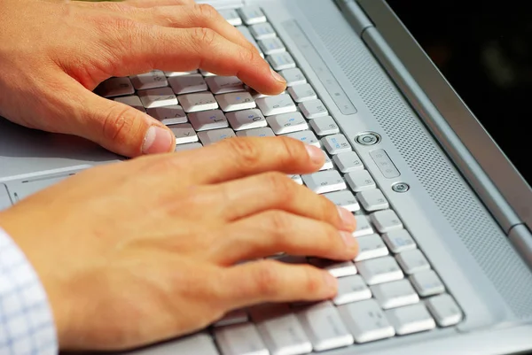 Αρσενικά Χέρια Πληκτρολογώντας Ένα Φορητό Υπολογιστή — Φωτογραφία Αρχείου