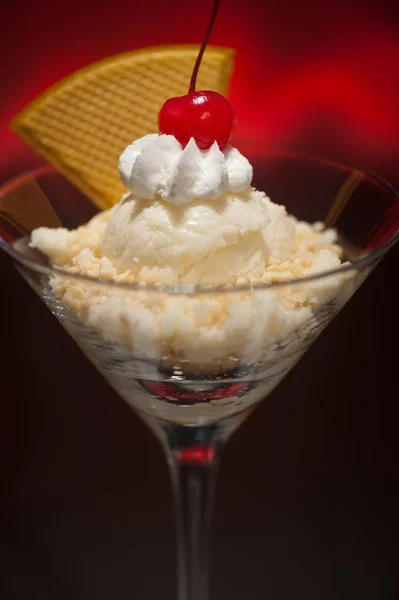 Schwarzwaelder Kirsch Dondurma Waffle Dekorasyonu Ile Bir Martini Cam — Stok fotoğraf