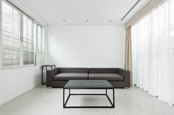 明亮的房间内配灰色沙发和简约的装修生活 — 图库照片