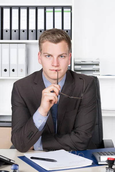 Jonge Zakenman Zit Aan Het Bureau Het Kantoor Houdt Zijn — Stockfoto