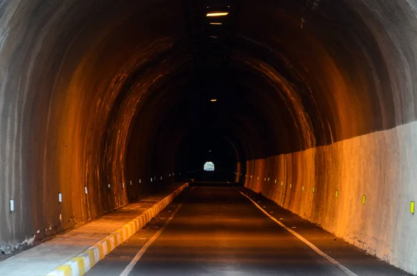 Undergound Ciemny Tunel Żar Drogowy Oświetlone — Zdjęcie stockowe