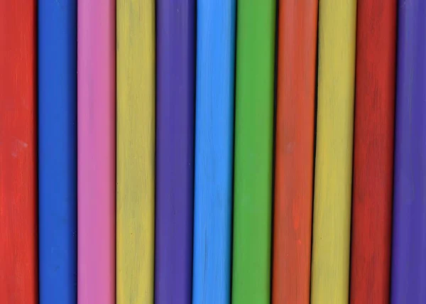 Travi Verticali Legno Nei Colori Arcobaleno — Foto Stock