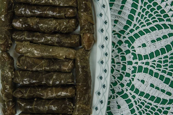 Sarma Feuilles Raisin Farcies Dans Une Assiette Sur Une Nappe — Photo