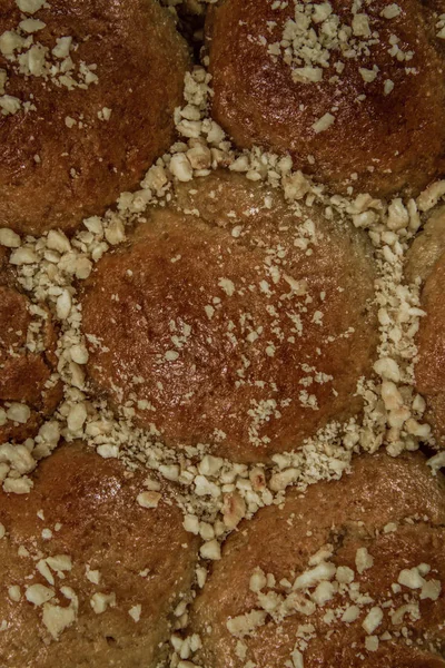 Закрытый Вид Домашних Кулинарных Блюд Подаваемых Молотыми Орехами Сена — стоковое фото