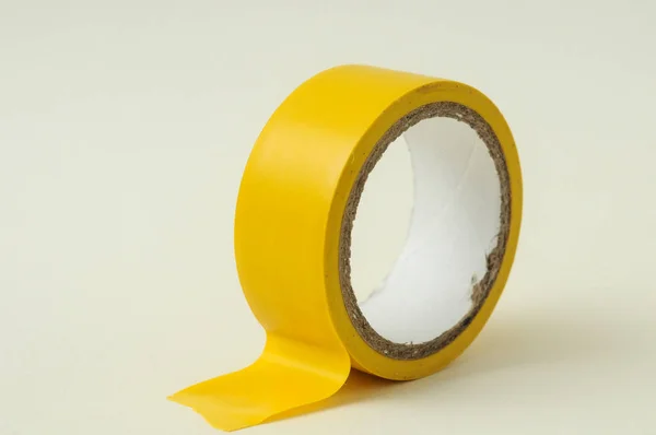 白い背景の黄色い粘着テープ — ストック写真