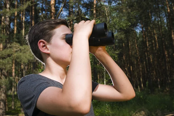 Boční Pohled Třináctiletého Teenagera Hledícího Lese Dalekohledem — Stock fotografie