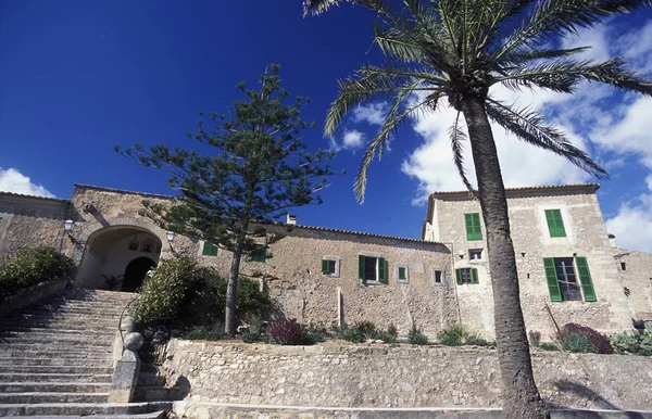 修道院的院落 位于地中海的巴利阿里群岛的大教堂中心 位于万寿山之上 — 图库照片