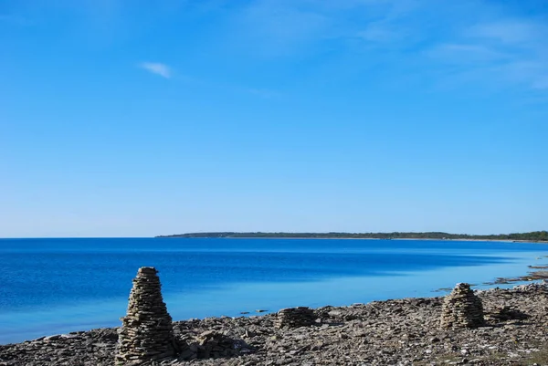 Skupina Hromad Kamení Jasně Modré Obloze Pobřeží Švédského Ostrova Oland — Stock fotografie