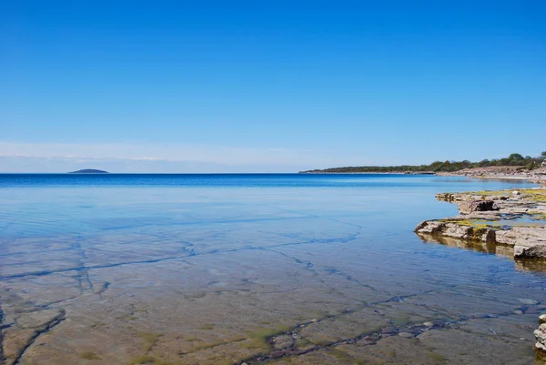 Плоске Кам Яне Узбережжя Прозорою Водою Шведського Острова Оленд — стокове фото