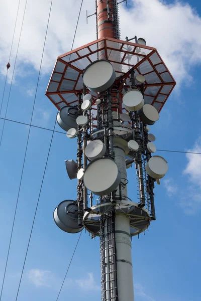 Telekommunikationstorn Med Antenner Himlens Topp — Stockfoto