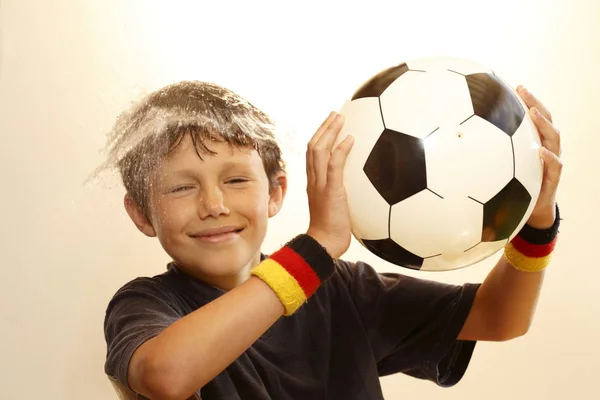 Chłopiec Gra Piłkę Nożną Studio — Zdjęcie stockowe