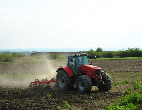 Traktor Som Arbetar Fältet — Stockfoto