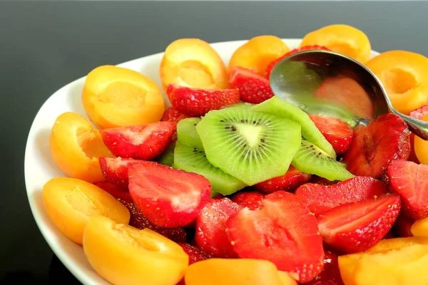 Ovocný Salát Jahodami Kiwi Meruňky — Stock fotografie