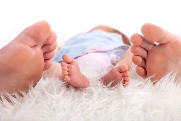 Fötter Baby Och Föräldrar — Stockfoto