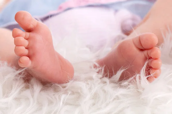 Kleine Babybeine Füße Kinderbetreuung — Stockfoto