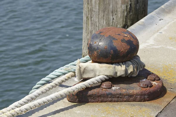 护柱港口中的护柱 用粗绳固定船只 — 图库照片
