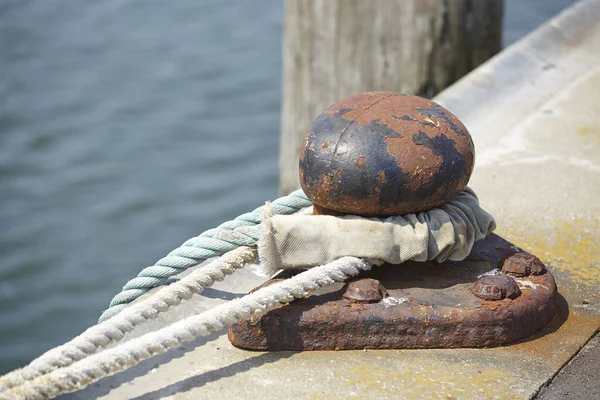 护柱港口中的护柱 用粗绳固定船只 — 图库照片