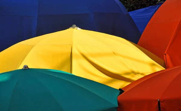 Gelber Und Blauer Regenschirm — Stockfoto