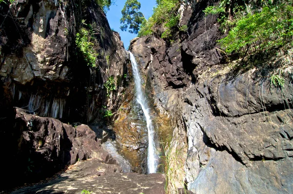 Schöner Wasserfall Auf Naturhintergrund — Stockfoto