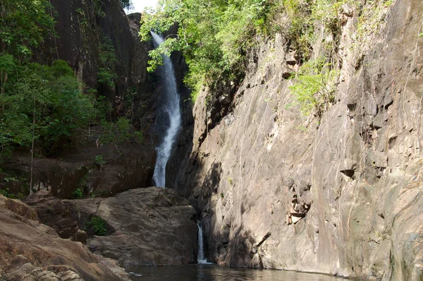 Hermosa Cascada Sobre Fondo Naturaleza — Foto de Stock