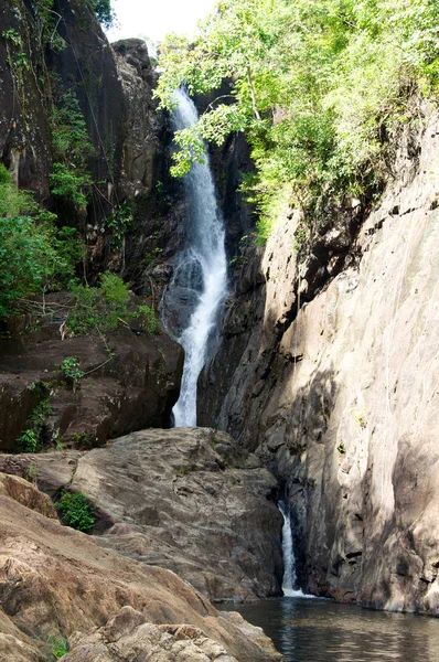 Bela Cachoeira Fundo Natureza — Fotografia de Stock