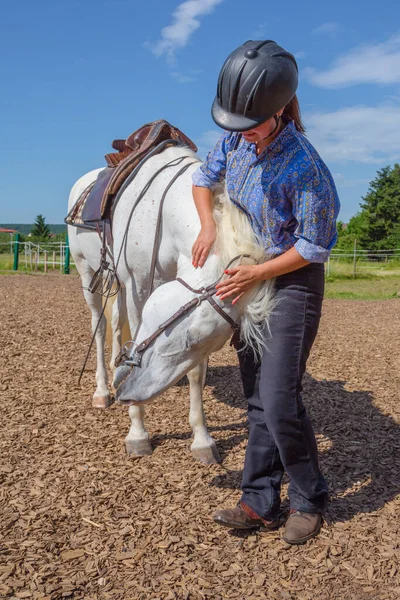 Jovem Mulher Acariciando Cavalo Branco — Fotografia de Stock