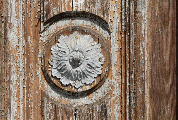 Старая Дверь Ржавым Почтовым Ящиком — стоковое фото