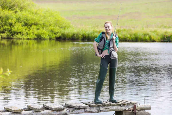 Giovane Donna Pesca Sul Molo Stagno — Foto Stock