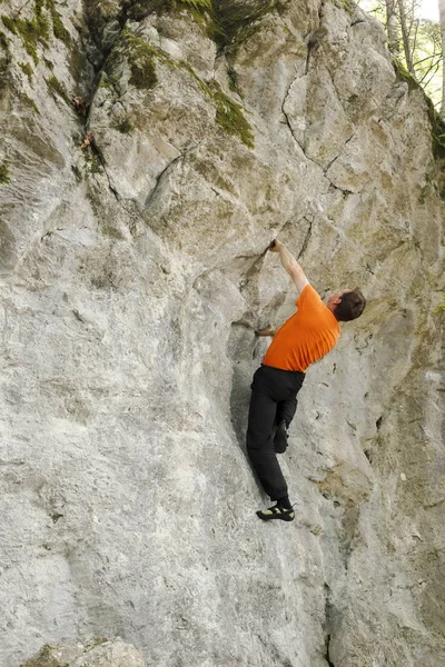 Giovane Che Arrampica Sulla Roccia — Foto Stock