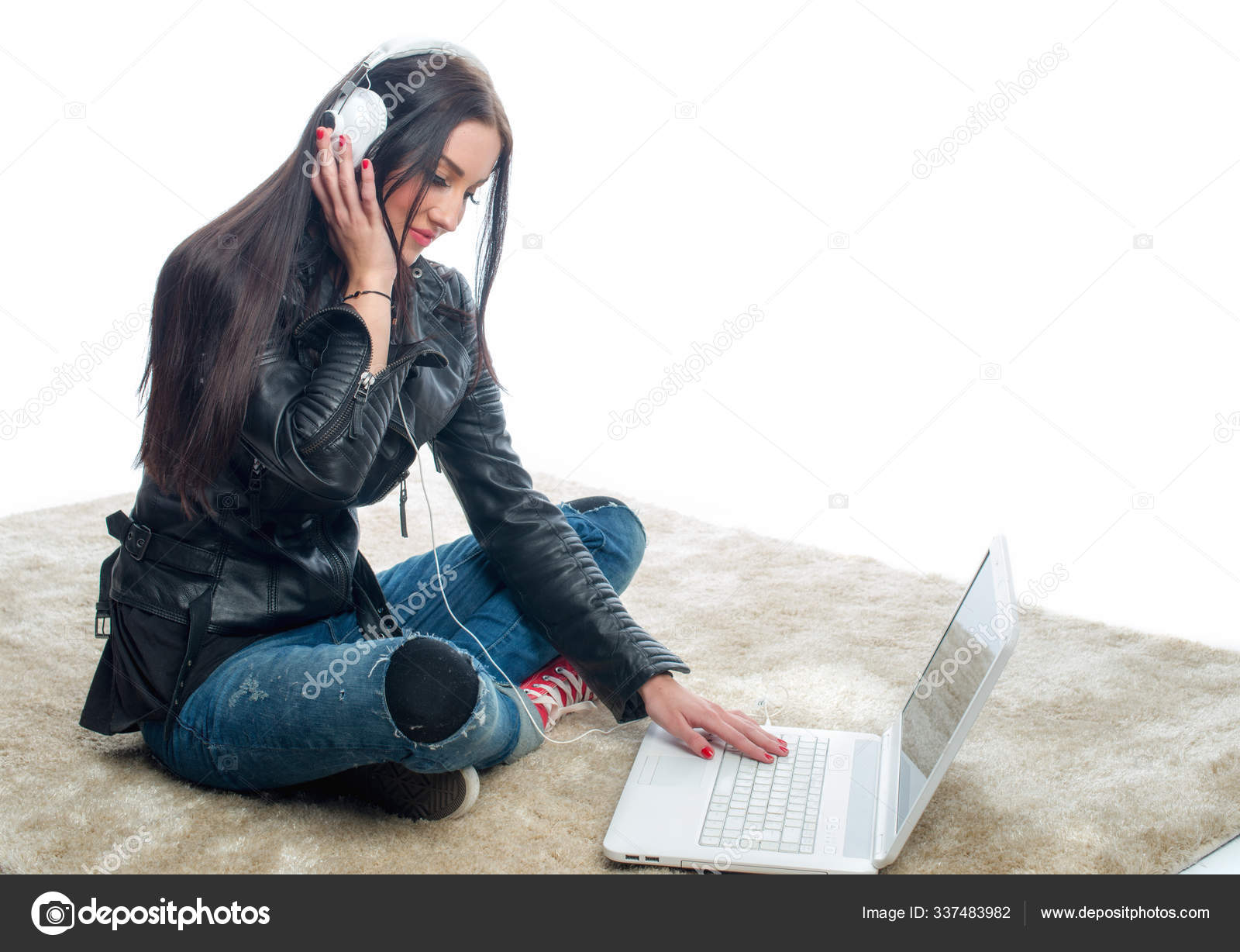  Wanita  Muda Dengan Laptop Dan Headphone Duduk  Lantai 