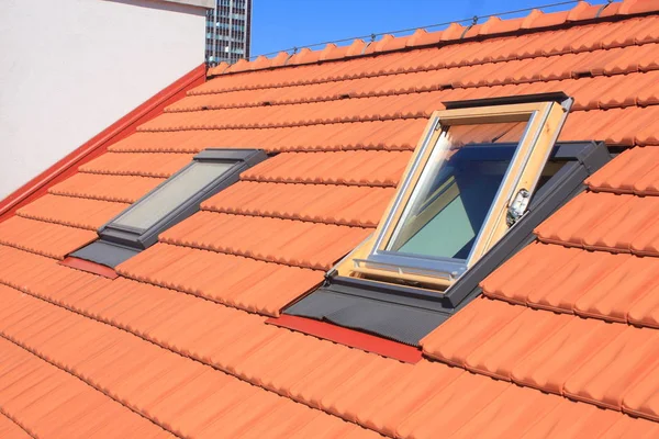 Yanmış Çatının Çatısına Monte Edilmiş Iki Çatı Penceresi — Stok fotoğraf
