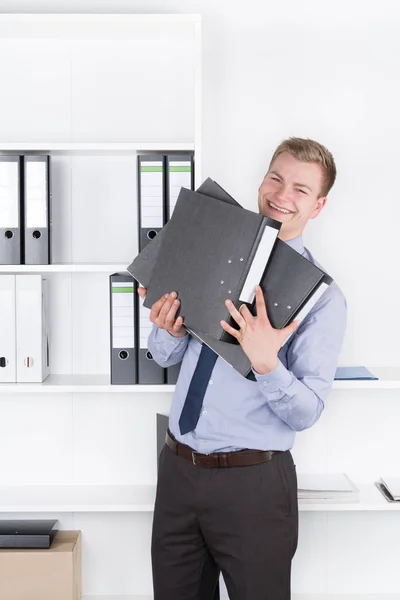 Jeune Homme Affaires Souriant Tient Devant Une Étagère Dans Bureau — Photo