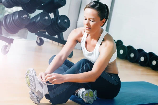 Spor Salonunda Çalışmaya Başlamadan Önce Ayakkabı Bağcıklarını Bağlayan Kadın — Stok fotoğraf