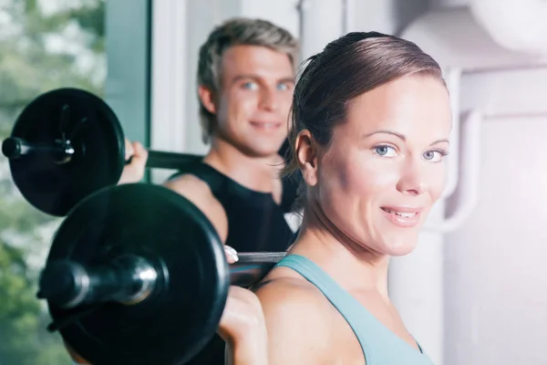 Atraente Casal Esporte Ginásio Fazendo Poder Ginástica Formação Com Barbells — Fotografia de Stock