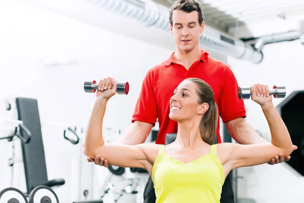 Fitness Paar Fitnessstudio Trainieren Mit Gewichten Und Vergleichen Sich — Fotografia de Stock