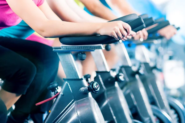 Grupo Cuatro Personas Que Giran Gimnasio Haciendo Ejercicio Patas Haciendo —  Fotos de Stock