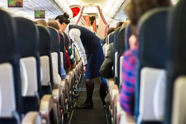 Innenraum Des Flugzeugs Mit Passagieren Auf Sitzen Und Stewardess Gang — Stockfoto