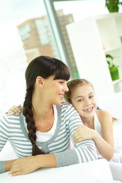 Ritratto Ragazza Felice Che Abbraccia Sua Madre Guarda Macchina Fotografica — Foto Stock