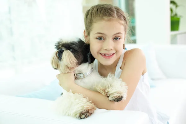 シーズー犬を保持し カメラを見て幸せな少女の肖像画 — ストック写真