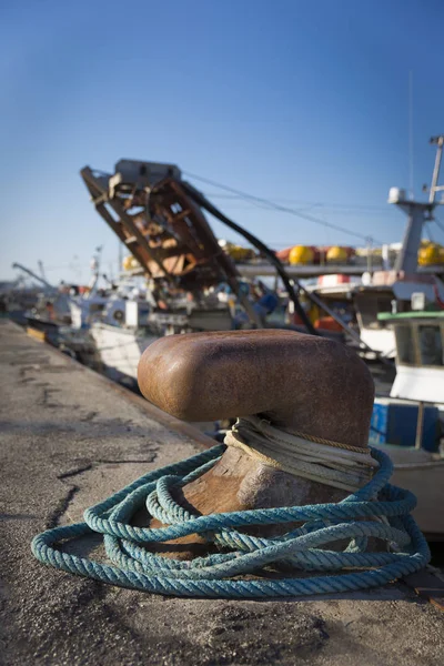 Barcos Pesca Porto Bollard Com Corda Azul — Fotografia de Stock