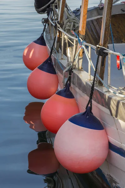Limandaki Balıkçı Tekneleri Pembe Balonlar — Stok fotoğraf