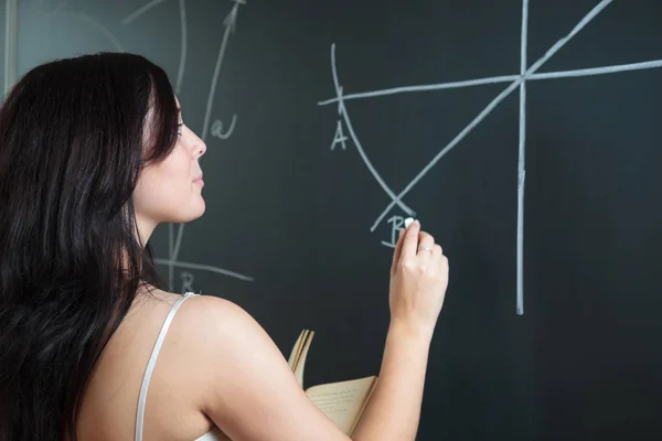 数学の授業中に黒板に絵を描く若い大学生 浅いDof — ストック写真