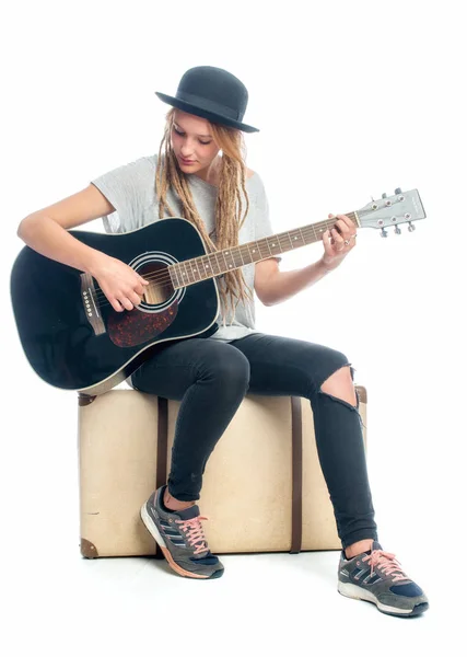 Fille Blonde Avec Chapeau Assis Sur Une Valise Joue Guitare — Photo